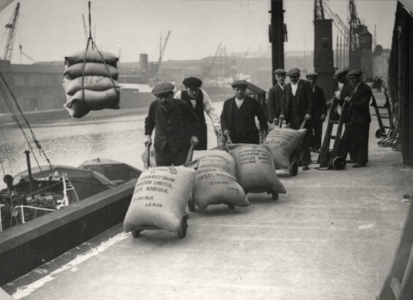 Dockers at West Dock, London Dock: 1920
