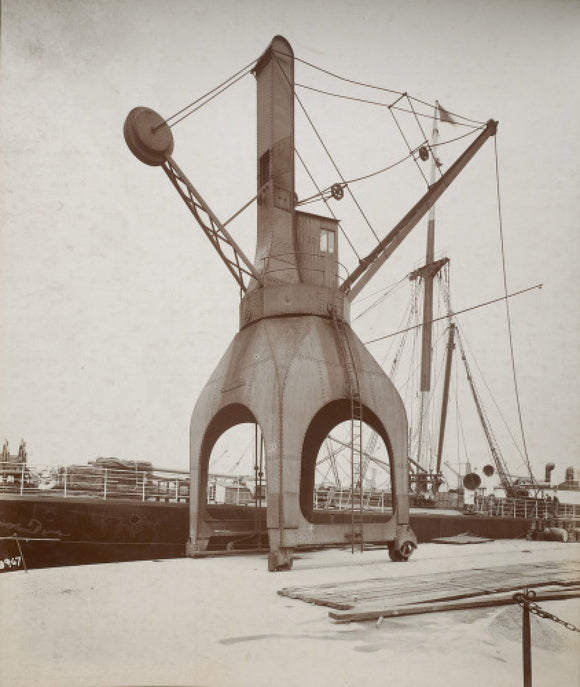 Disharge of cargo by hydraulic crane: c.1920